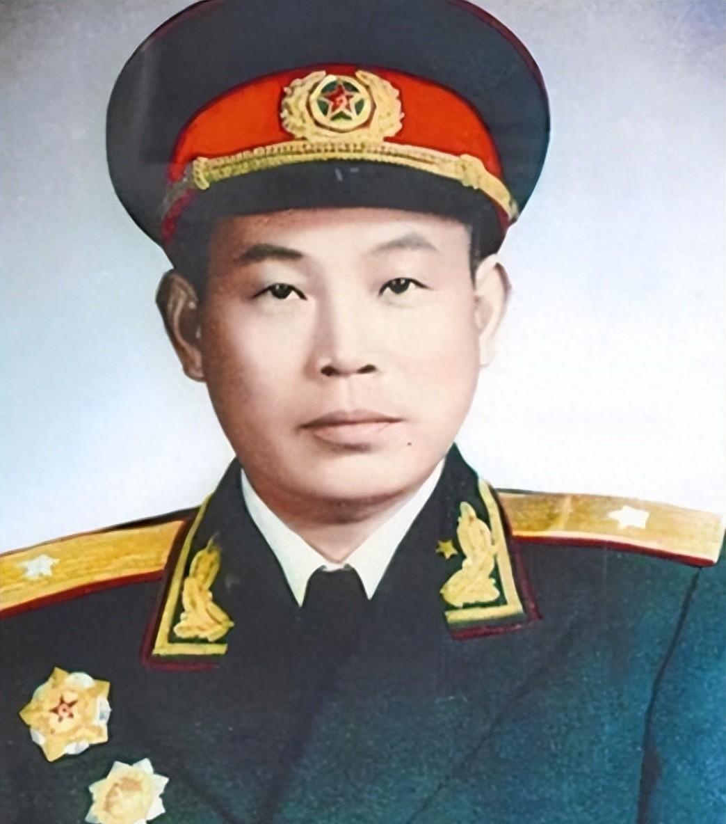 刘忠将军带着现任妻子回老家探亲，见到前妻后主动上前握手：不会因为你邋遢就嫌弃你！