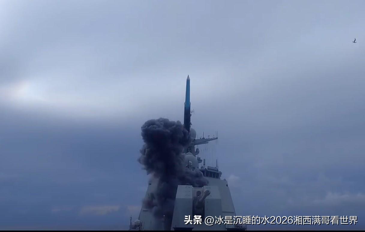 转发分享一组央视军事频道公开报道的中国海军052D驱逐舰使用前部导弹垂直发射装置