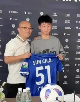 彻底闹掰了？九年无偿青训栽培，董路一句“永不合作”划清界限。
 
事情的爆发点，
