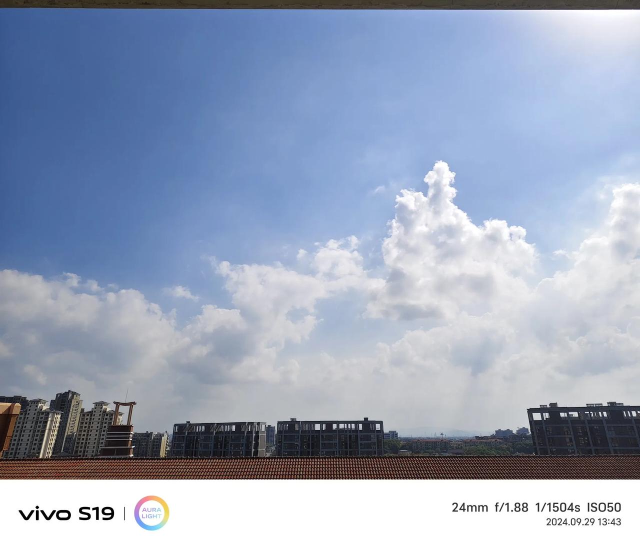 #分享一张有关天空的照片#
天空，白云，红房。
蓝色的天，白白的云，红红的屋。