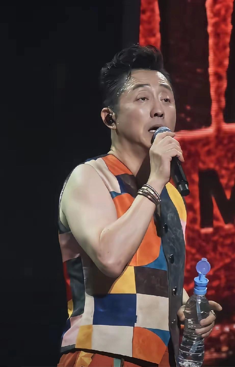 65岁庾澄庆演唱会翻车！硬扛高难度老歌，吃力模样惹全网心疼
 
      65