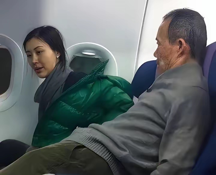 当年，王石与田朴珺热恋时在飞机上的一张留影，也是他们恋情的官宣照。 