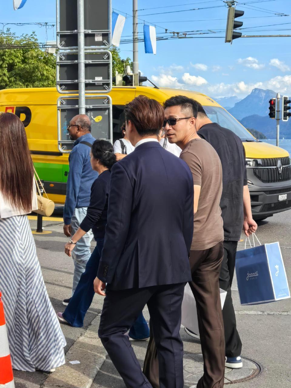 9月初网友在瑞士街头偶遇汪小菲马筱梅，原生路人镜头没加半层美颜，俩人状态居然比很