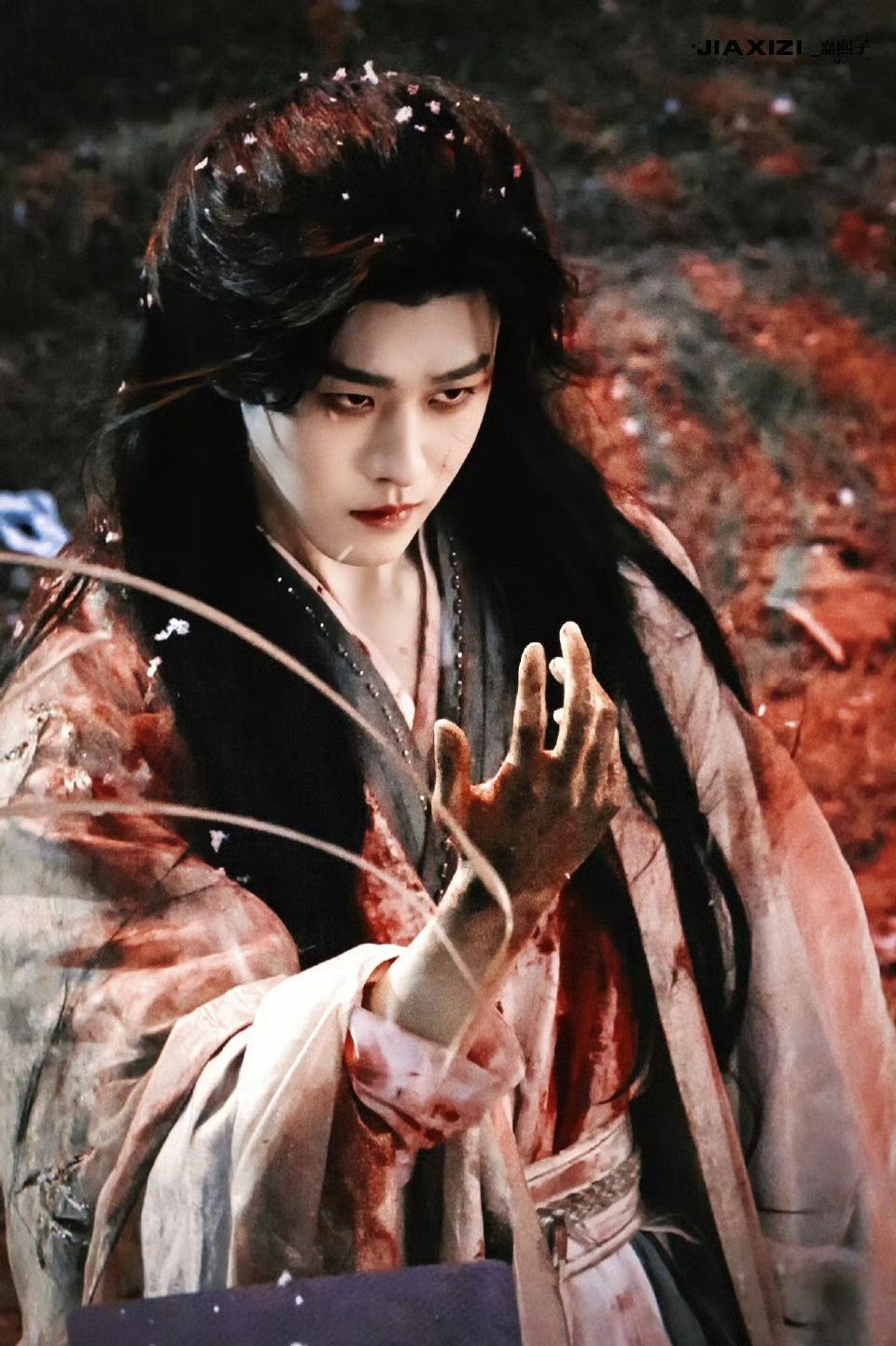 田嘉瑞超话田嘉瑞魂判九川田嘉瑞云九川 
哇哦！小瑞瑞你的战损妆实在是真的太惨了，