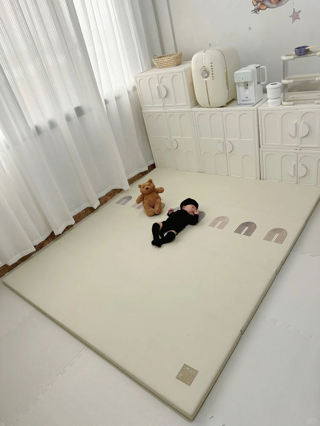 右滑👉小小年纪也是拥有儿童房的选手了