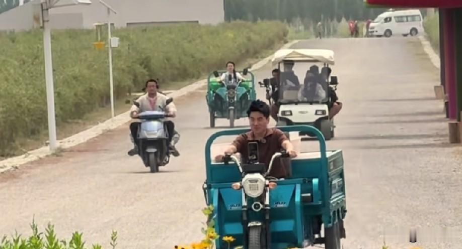 董宇辉一马当先，率领着他的“千军万马”勇往直前。
     这画面也证明每一位与