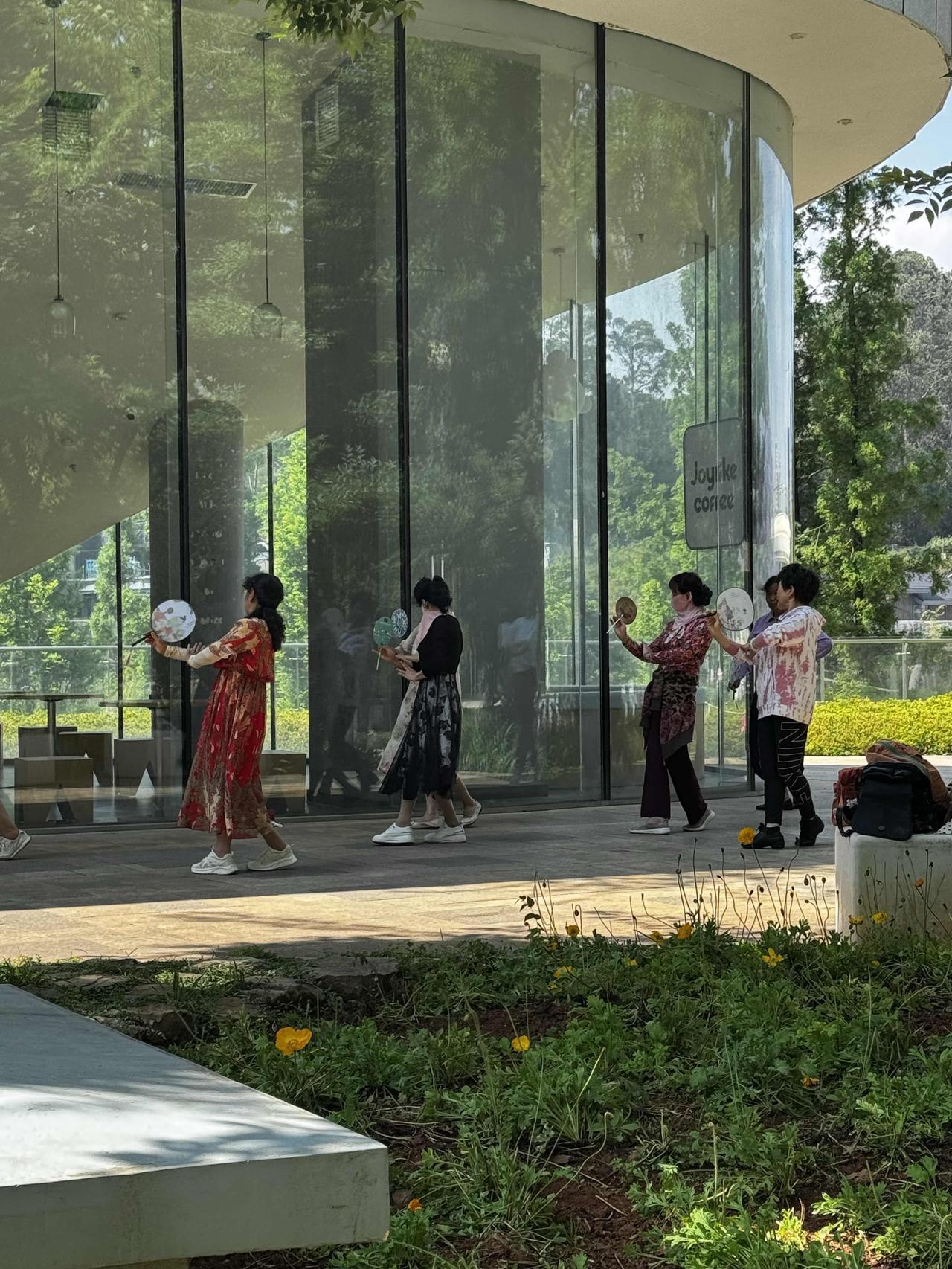 我们这里，大妈、奶奶们为何钟情于广场舞？

为何公园里有那么多人热衷用音响唱歌？