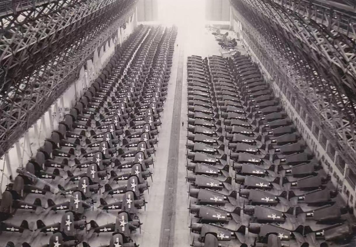 不是美国天生能打，是它拿到了“安全扩产”的时间窗！

1939年，美国军工产值只