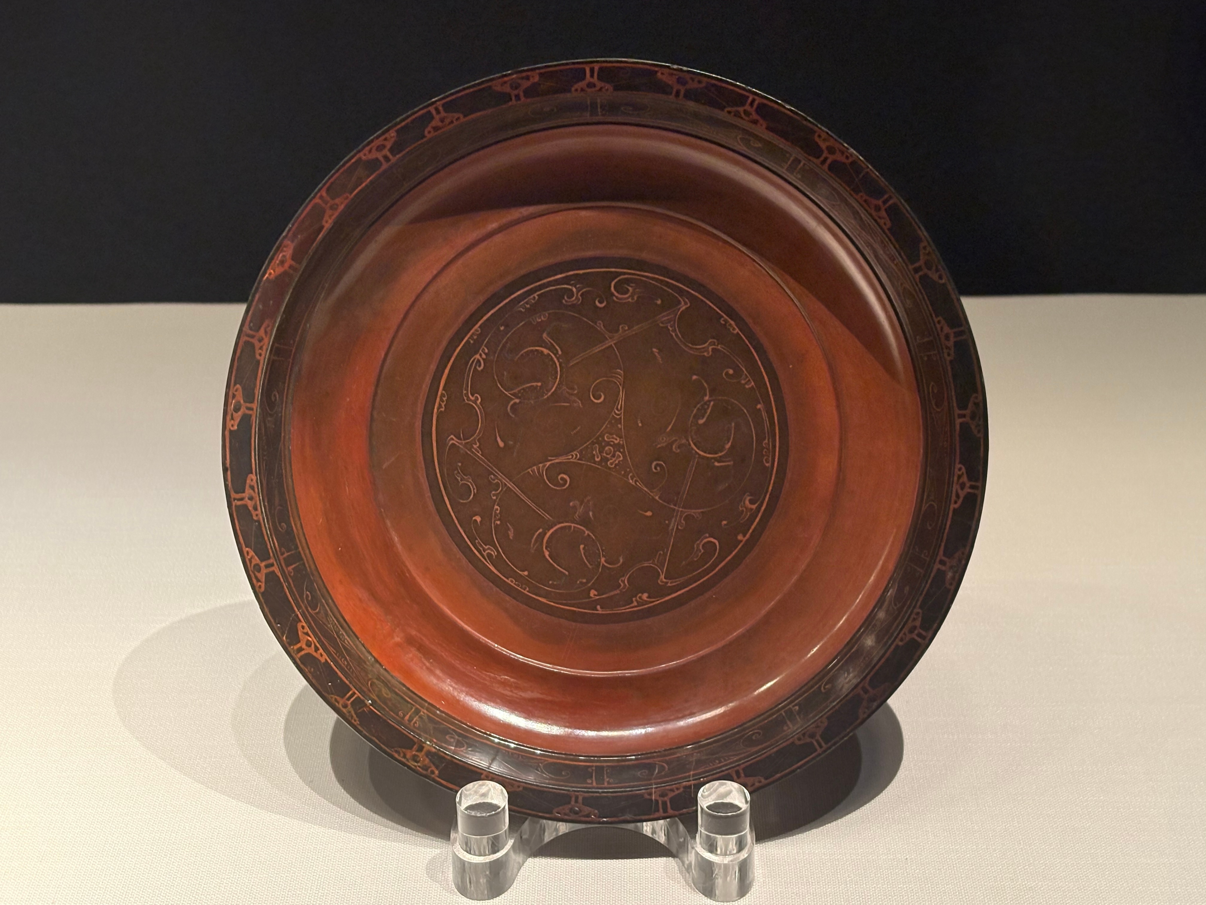 侯爷墓葬出土有海量的彩绘漆器，价值连城。可惜漆器的修复，保护和展览都饰难度不小，