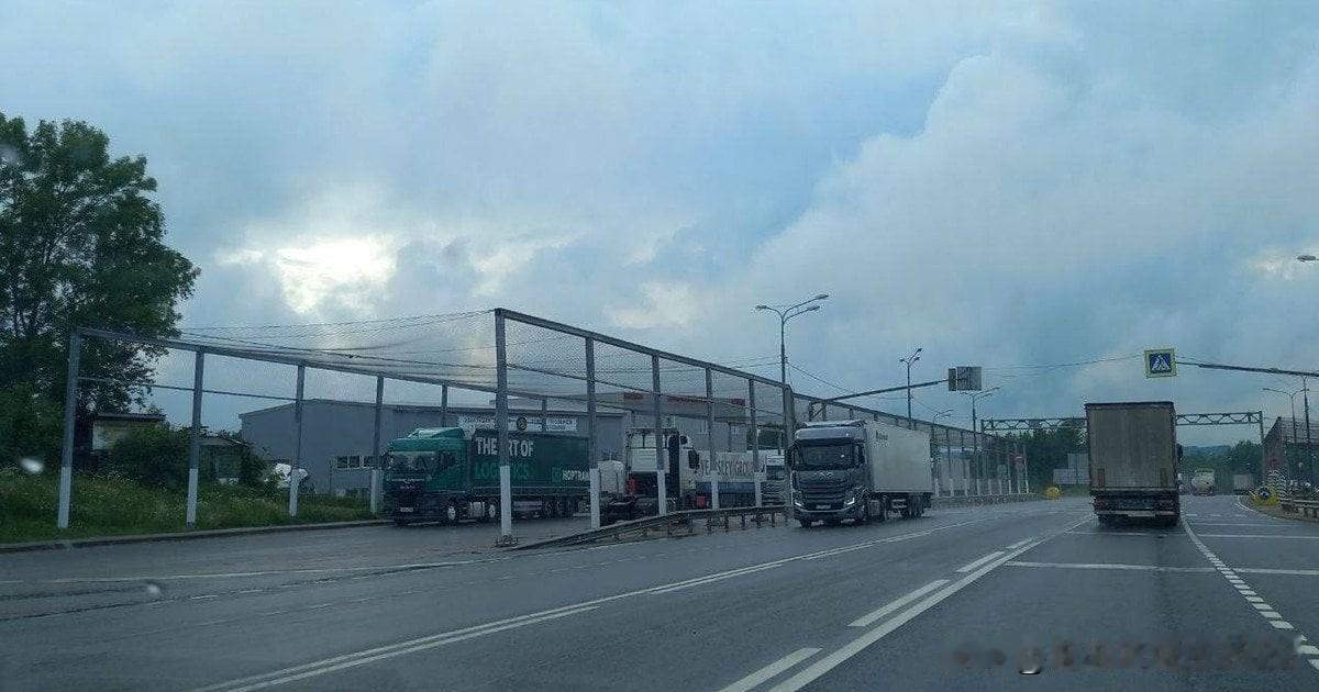 普京再躲无人机：其官邸附近出现新型防空设施

在俄罗斯诺夫哥罗德州的公路上，紧邻