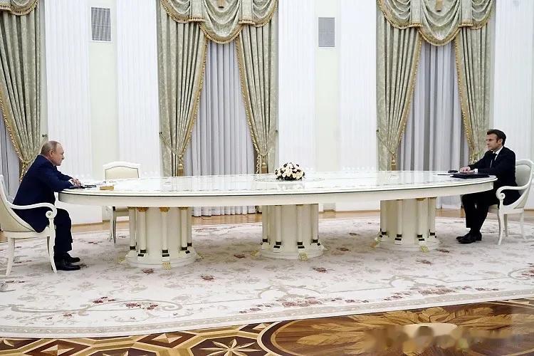 俄罗斯总统 Vladimir Putin 与法国总统 Emmanuel Macr