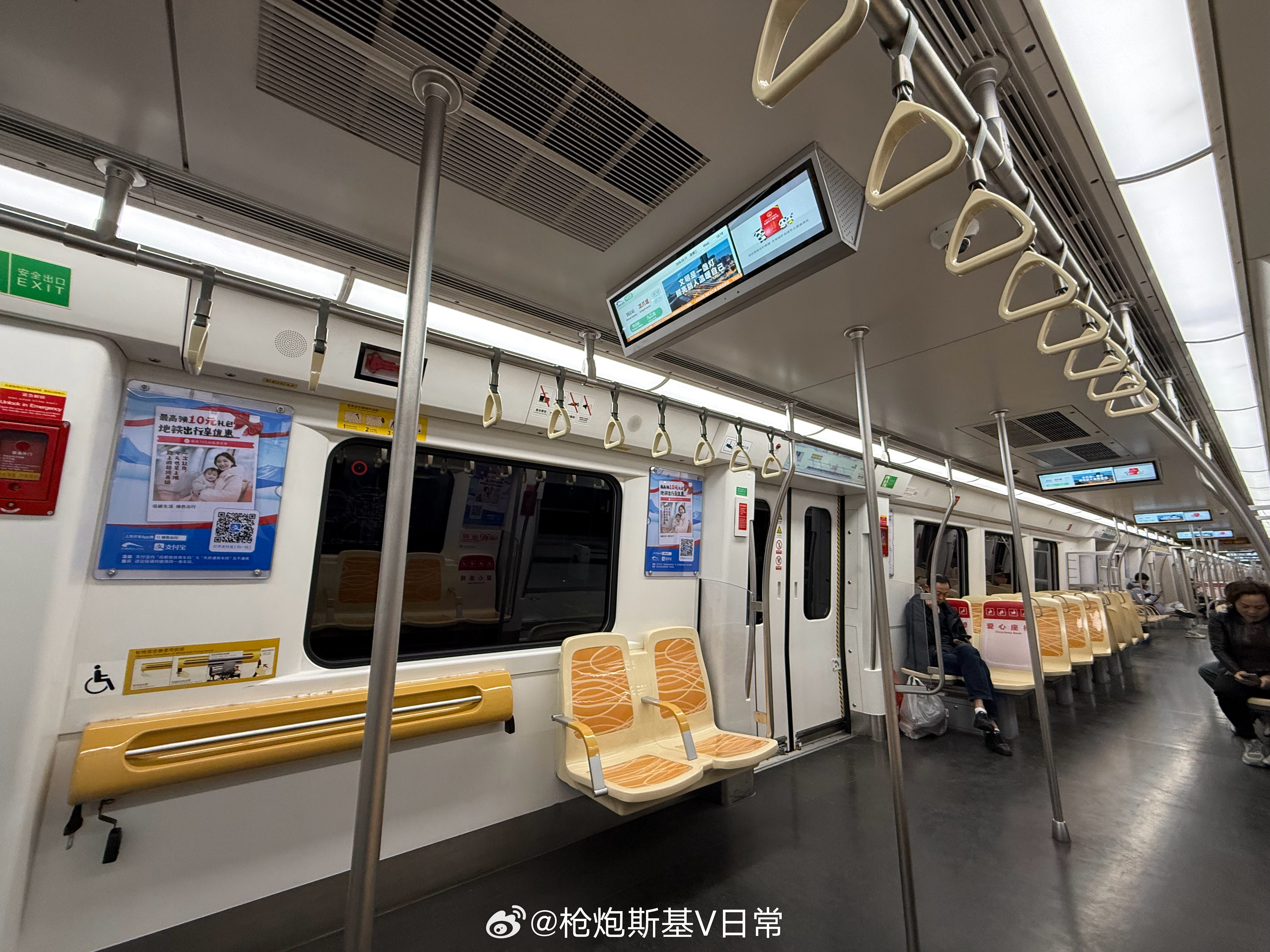 空空的地铁，终于可以放松休息一下了。 