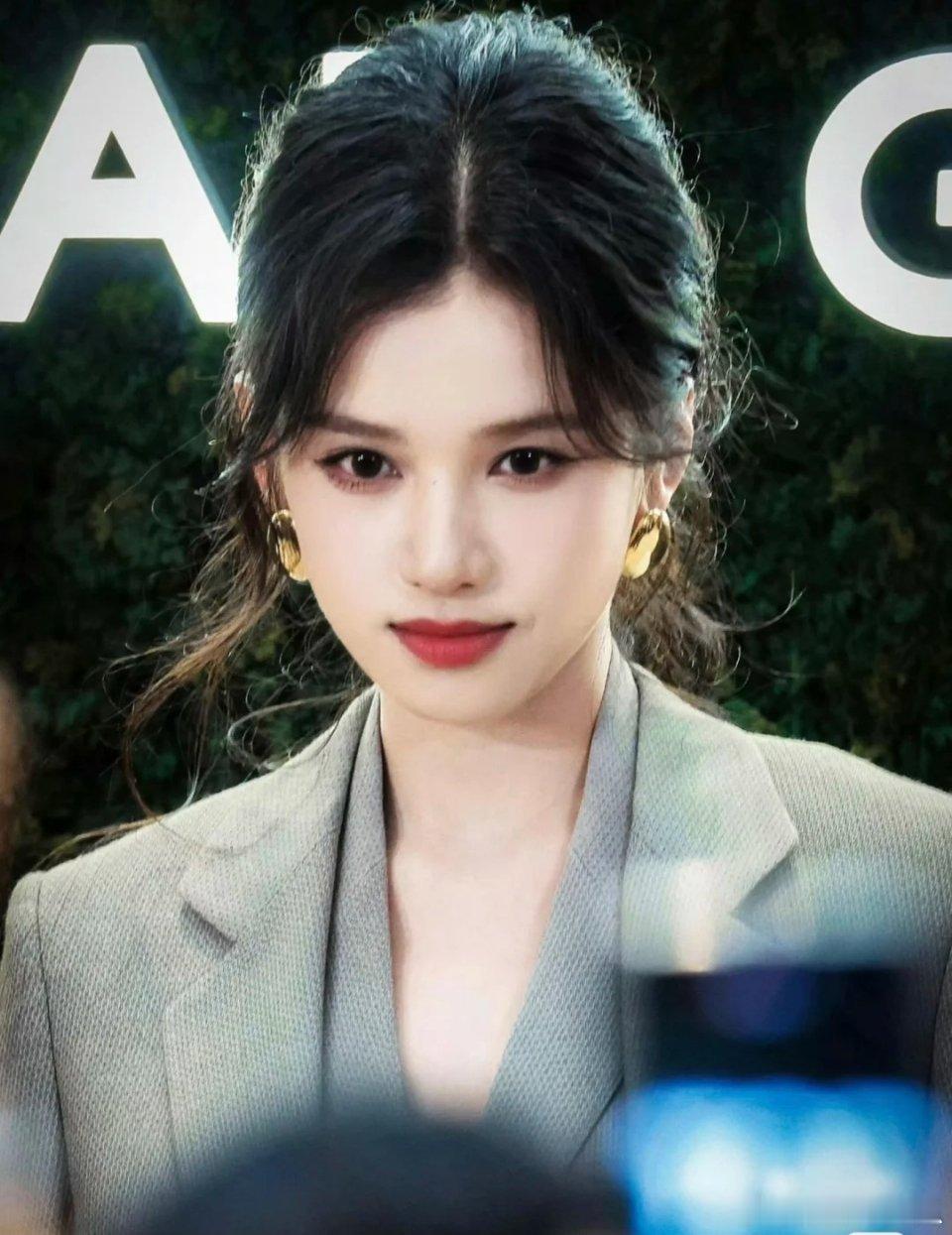 张婧仪，实力女人从来不怕怼脸拍 ​​​