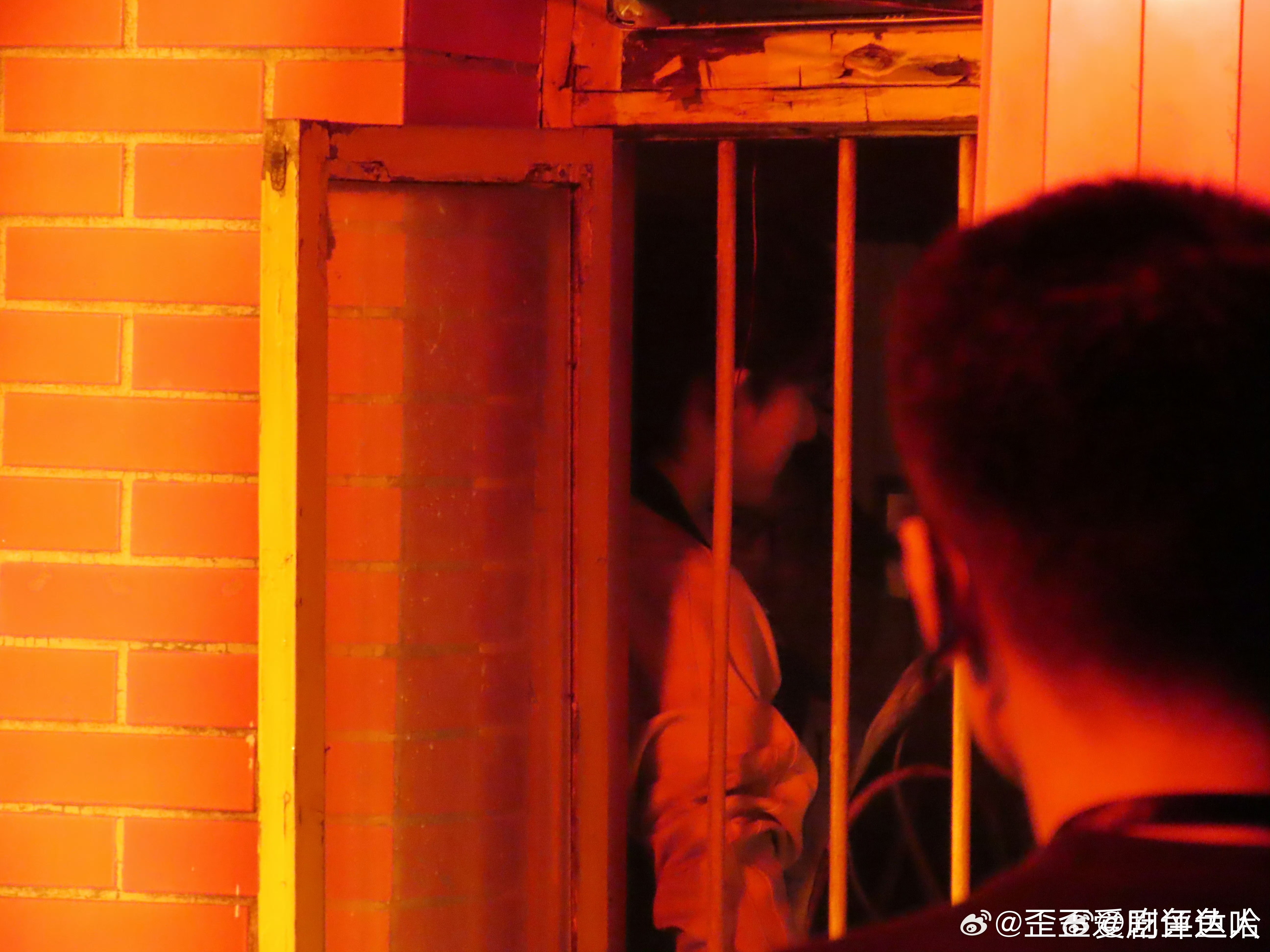 余宇涵新剧杀青照 战损妆配杀青鲜花反差感拉满，余宇涵圆满走完首部剧拍摄旅程，每一