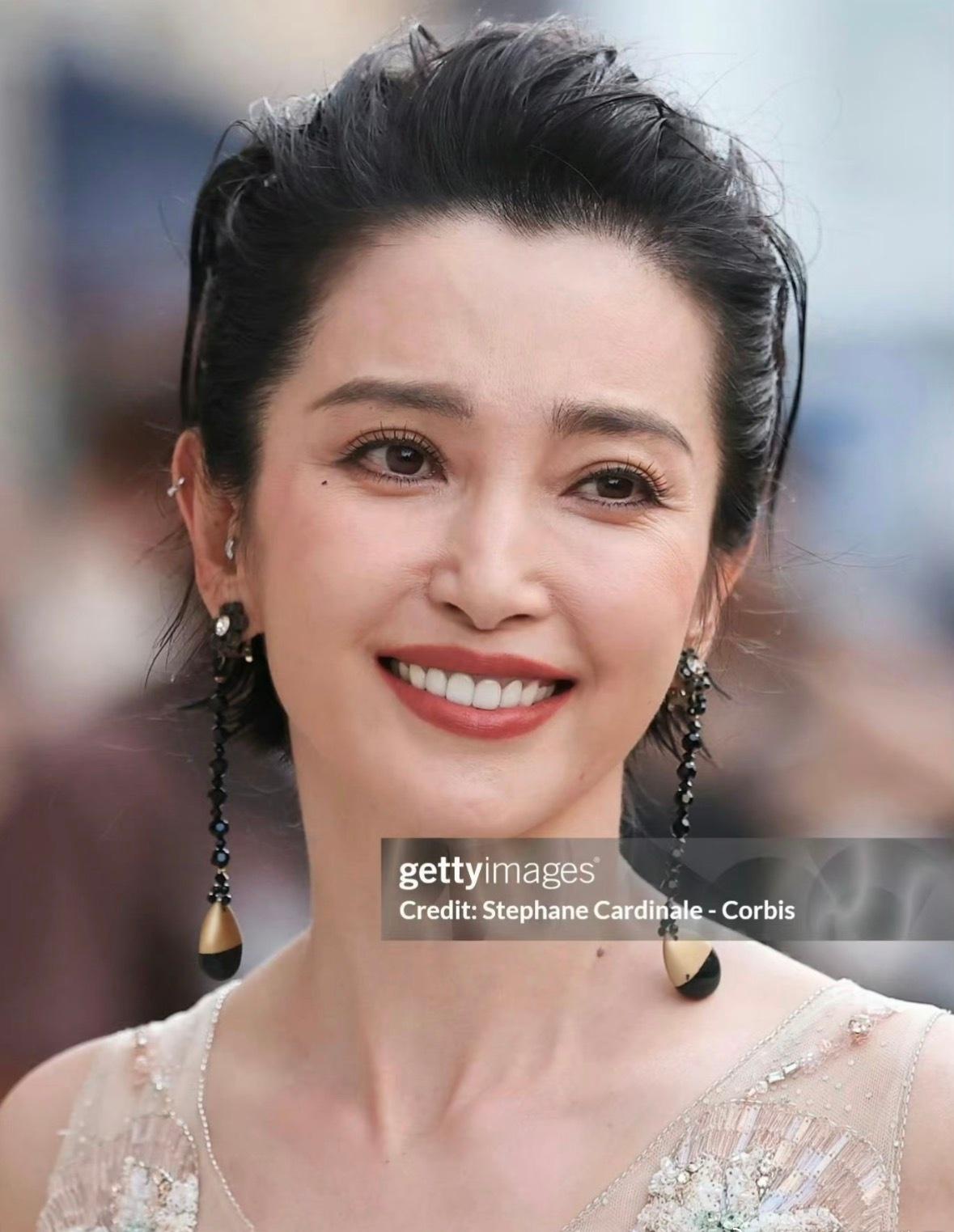 G社从不后期修饰的镜头最考验状态
李冰冰零滤镜直出生图太能打
成熟大气的气质浑然