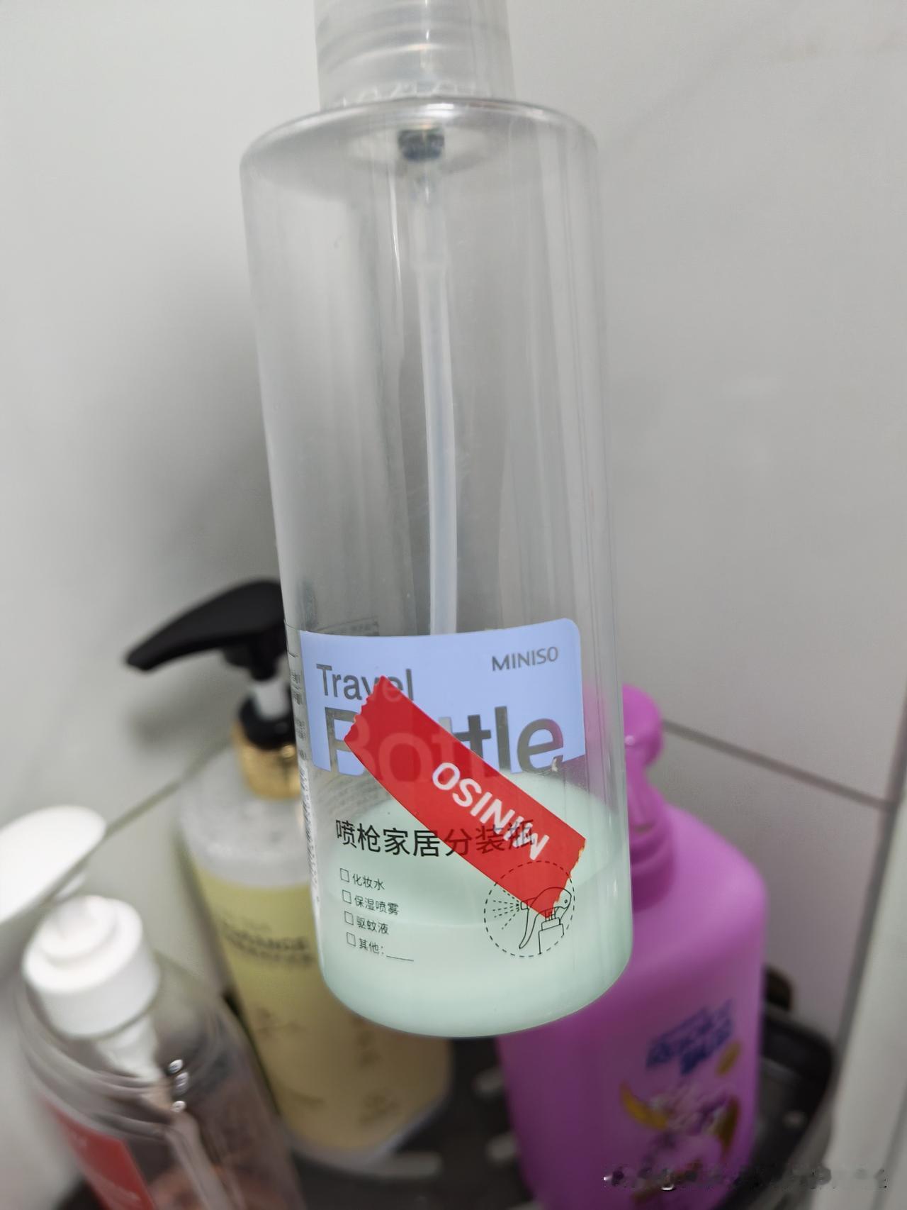 住酒店，你遇到过这样的洗漱四件套吗？
洗发水老牌子飘柔 ，护发素，沐浴露，洗面奶