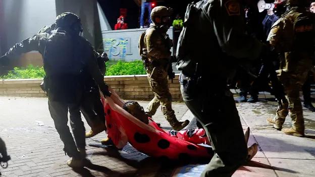 对抗升级，集会结束，警方展开逮捕
周六晚间，美国俄勒冈州波特兰市多场 “反对王权