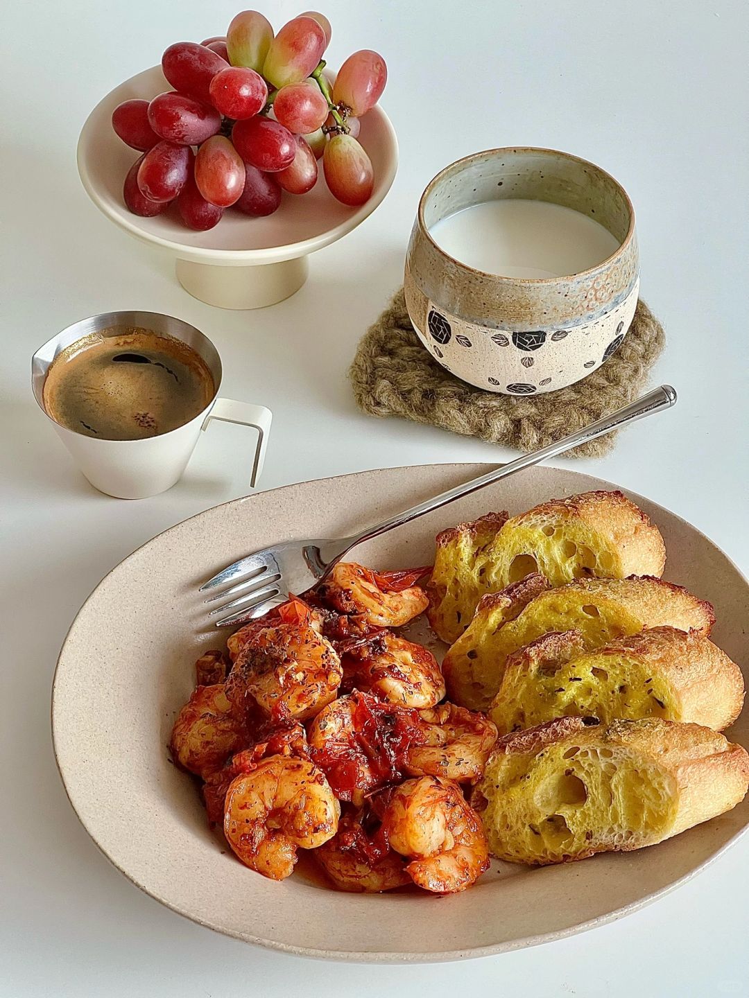 一人食早餐｜蒜香黄油法棍&油浸小番茄虾仁