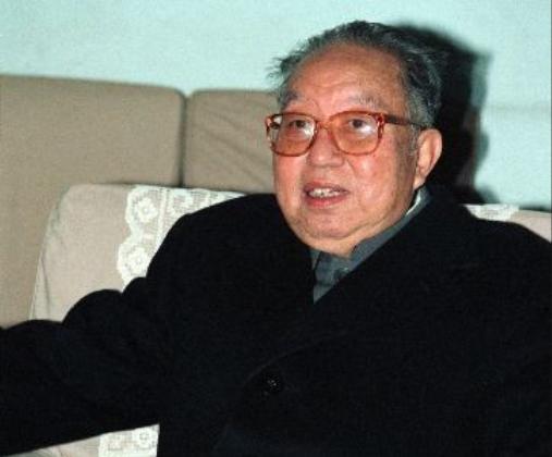 [微风]1976年毛主席病重时，“四人帮”认为华国锋不足为虑，劲敌还是老资格领导