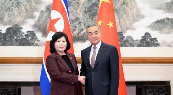 4月9日，中方高层落地平壤，开启对朝鲜的访问，韩国总统李在明在同一时刻因之前无人