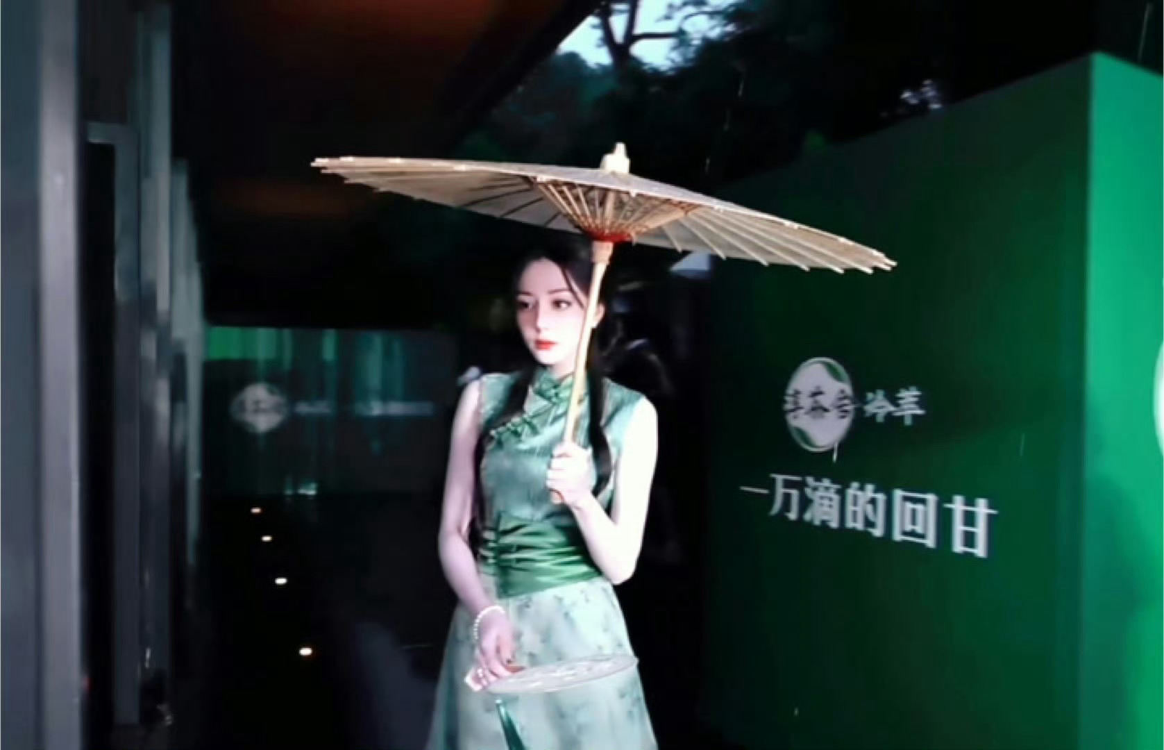 迪丽热巴好一股茉莉花茶迪丽热巴翘脚举手冲鸭 迪丽热巴好一股茉莉花茶，一身清新绿色