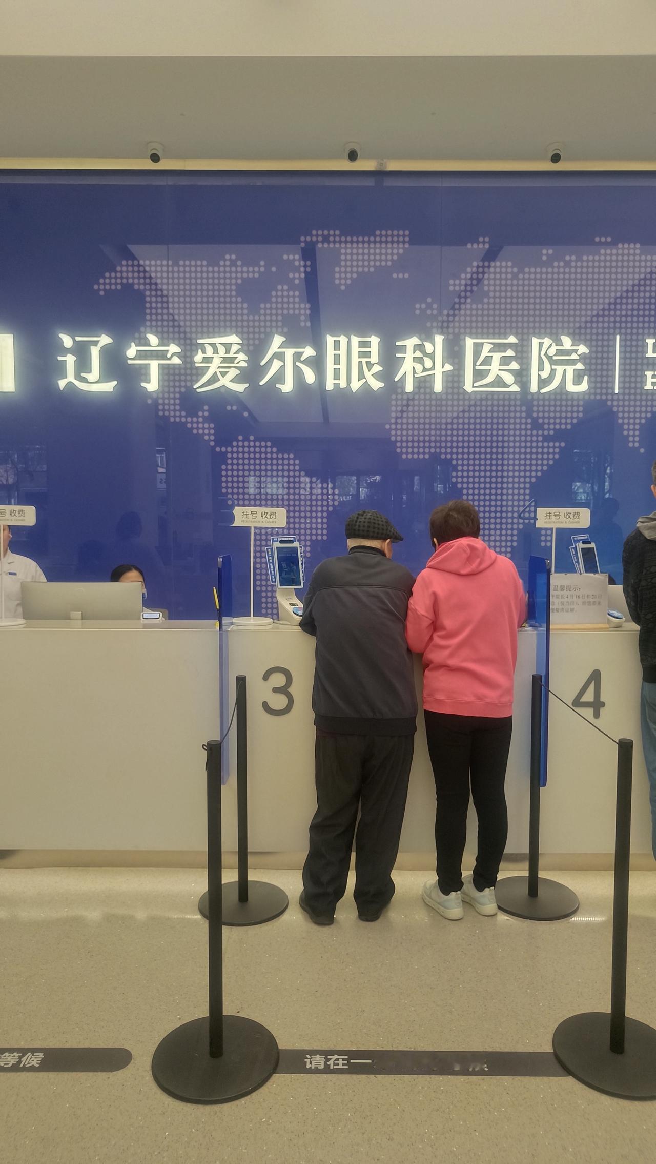 家人们，我家老神仙今年都97岁啦！
身子骨倍儿棒，啥慢性病没有，就眼睛有点花，一