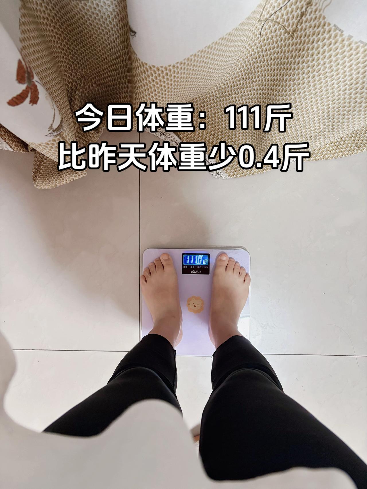 泪水打湿我的减脂餐，今日体重：111斤⬇️0.4斤
今日减脂早餐：玉米+鸡蛋+番