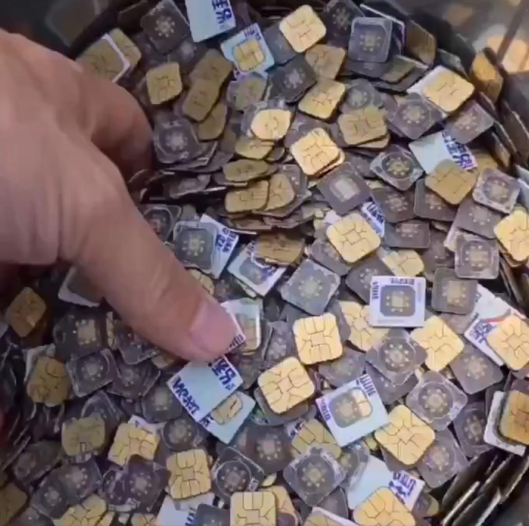 数百张废弃的SIM卡。将它们熔炼以提取其中的“黄金”后，一个令人惊讶的事实浮出了
