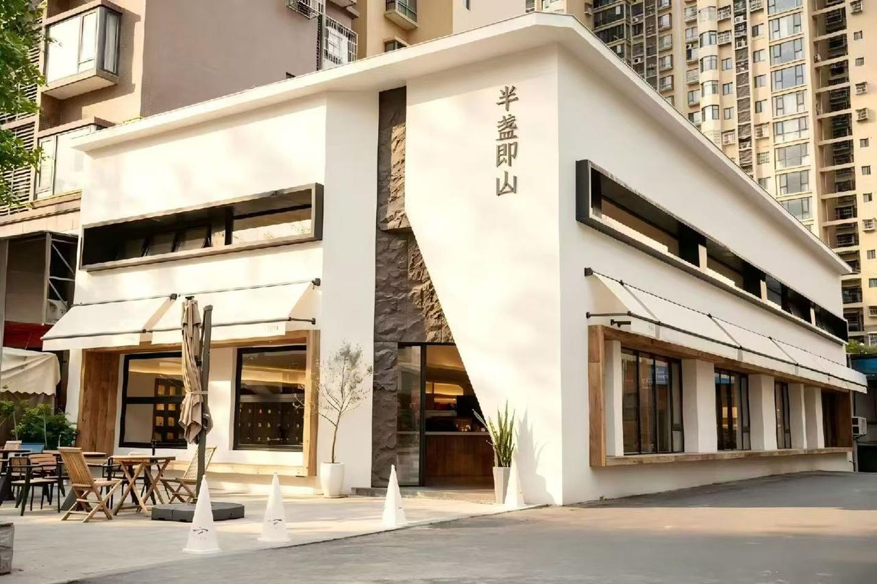 用心落地实景，治愈系茶饮空间，搭配我们的质感瓷砖通铺，每一处细节都是用心与热爱的