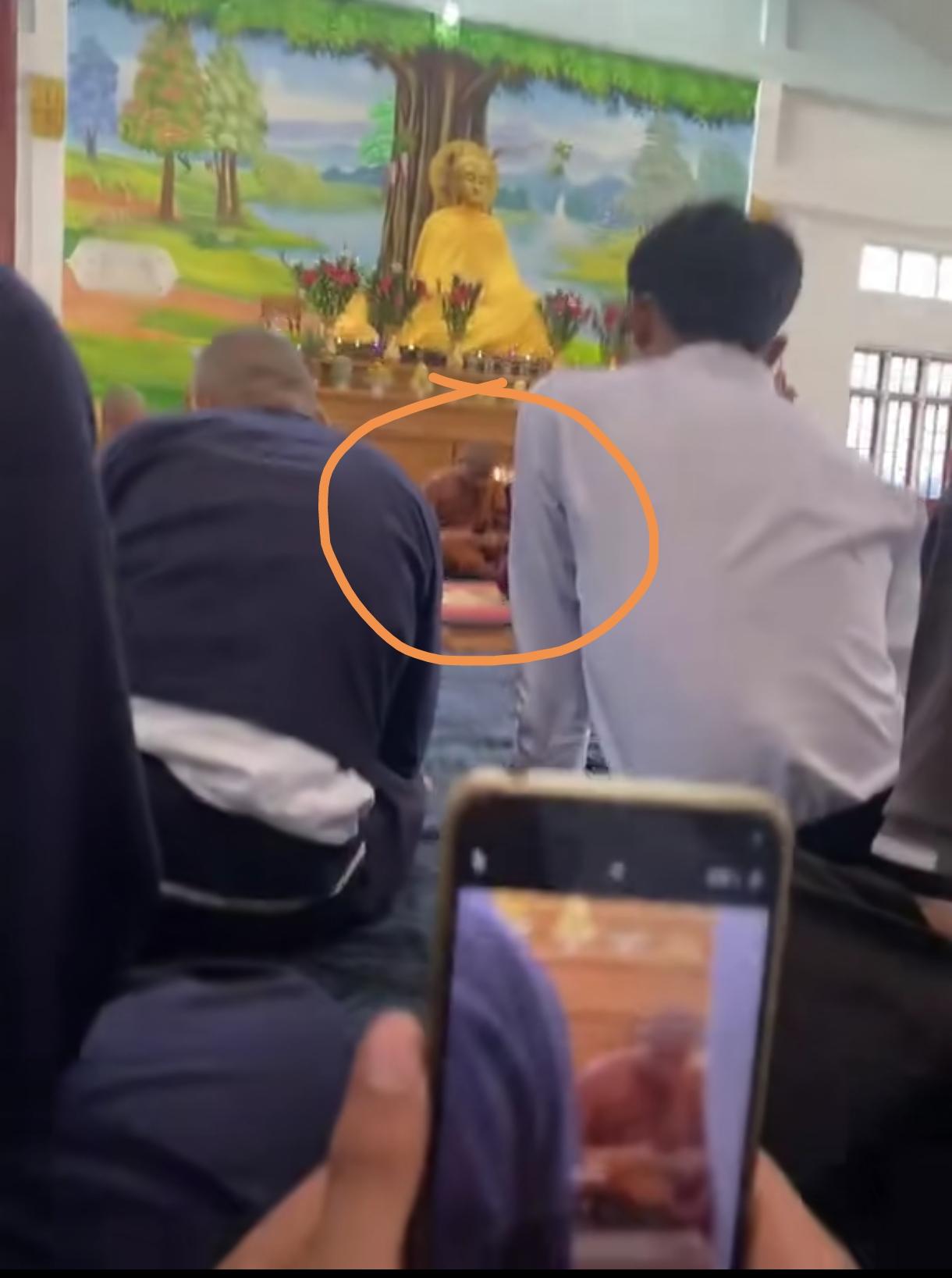 泰国的和尚还是比较开明的，你念你的佛经，我玩我的游戏，各不打扰。那里的和尚只是去