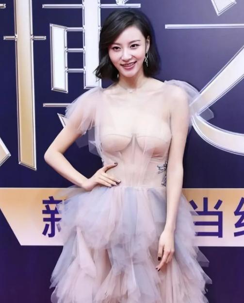 有个很奇怪的事情。
 
女人的胸部是隐私部位，陌生人看不得，更摸不得，那不是应该