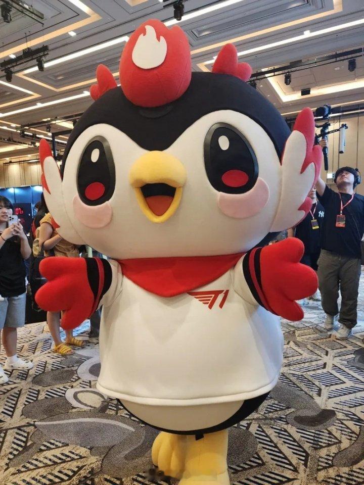 双冠AD还要兼职人偶啊？网传昨日Gumayusi亲自扮演T1吉祥物玩偶网传昨日T