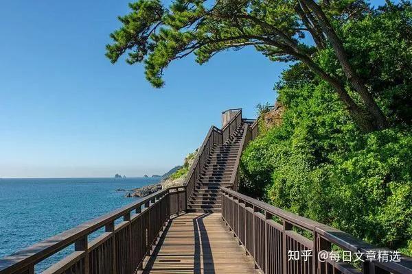 下联：古道萧条行客稀
解析：“古道”对“村庄”，是不同的地理场景。“萧条”与“冷