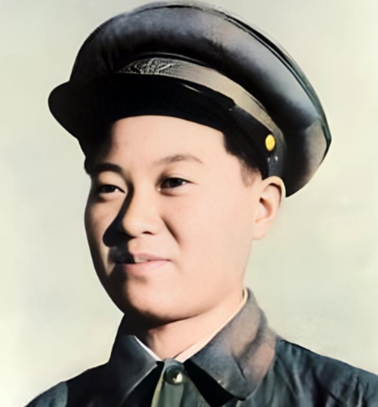 1950年的野战医院，一个年轻"小伙"被抬上手术台，高烧、大出血，命悬一线。医生