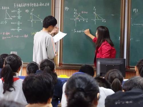 70%的孩子，数学成绩到了初二就会下滑，或者出现不稳定的现象。

首先是计算能力