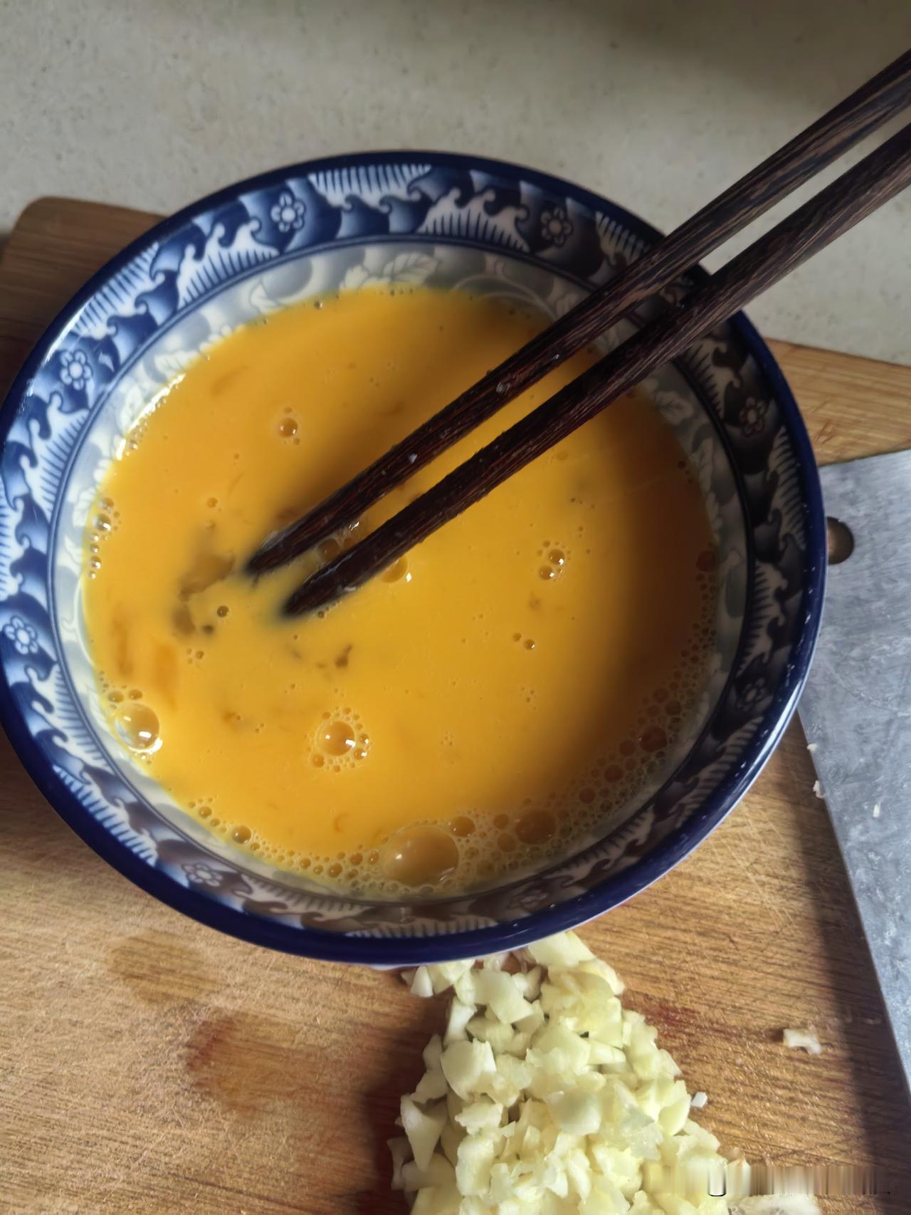 今天早上做的美食却不受欢迎。

早上起来给儿子煮了饺子让他吃了，我就赶紧来准备给