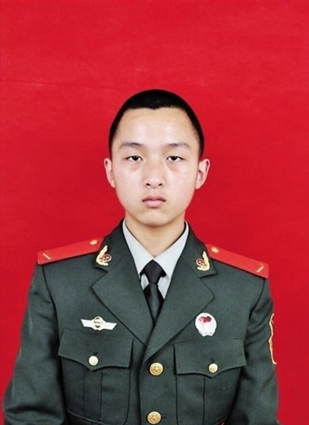 消防英雄王强，2014年5月为营救遇险百姓，被路旁山上坠落的滚石击中头部，壮烈牺