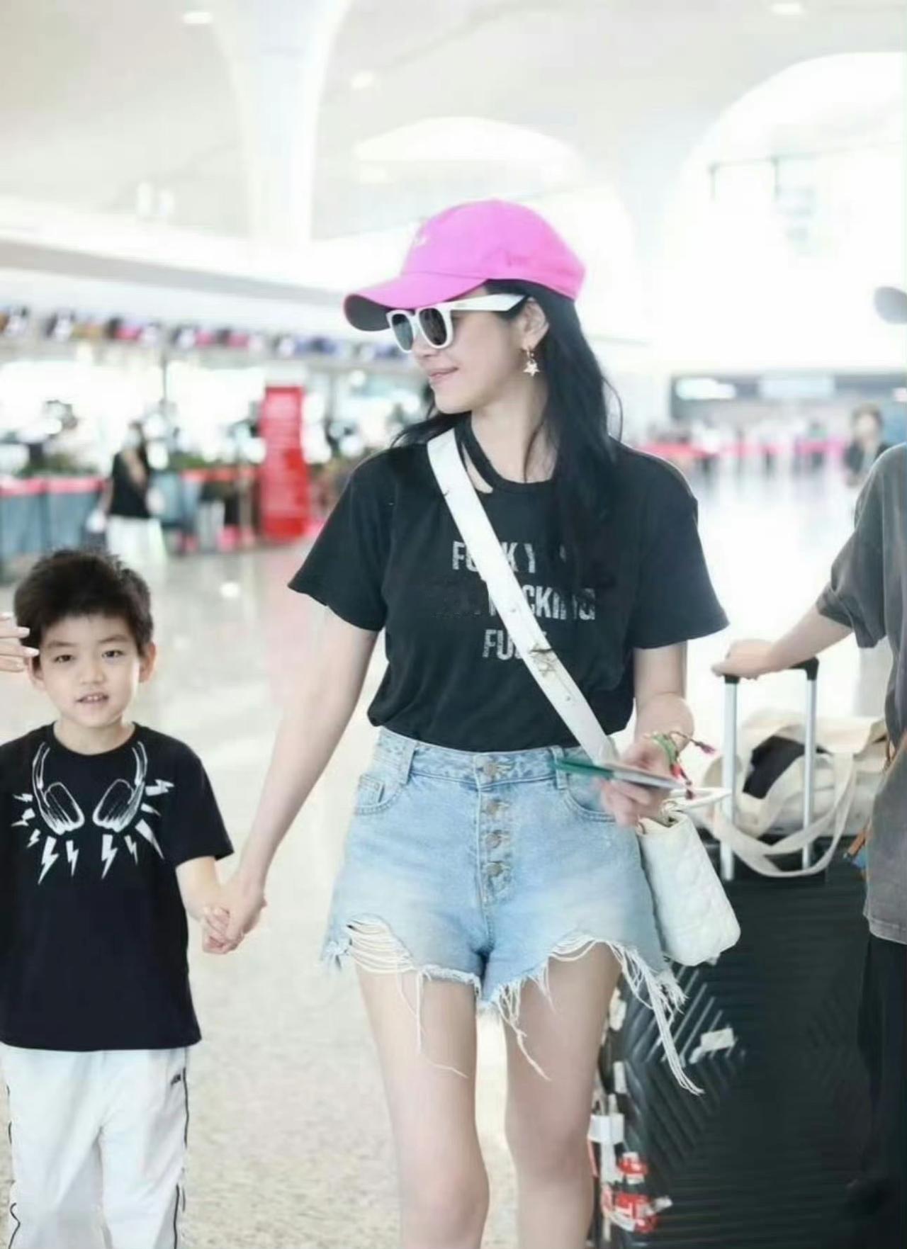 陈妍希送儿子星星回爷爷奶奶过年，自己则回台北过年，她很体面，即便结婚了还照顾前公