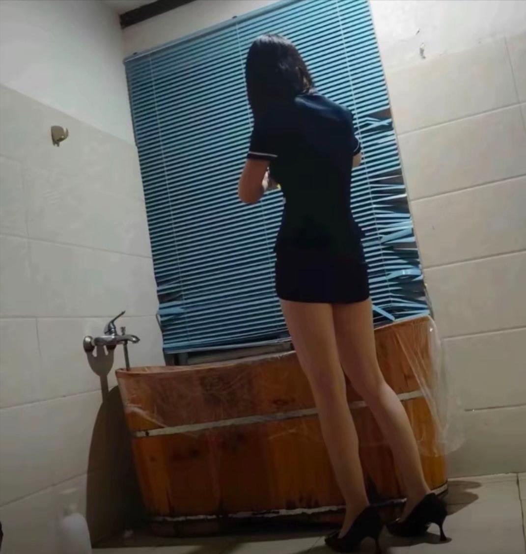 一位木桶浴助浴师说：
有些糟老头子坏得很！都一大把年纪了还色眯眯的！年轻男人的色