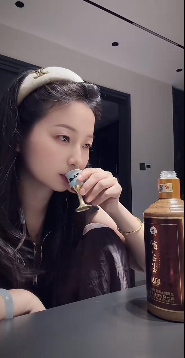 张大炮的老婆，独守独守空房，独自在家，一人饮酒醉。喝酒后的她更加妩媚，喝着贵州贤