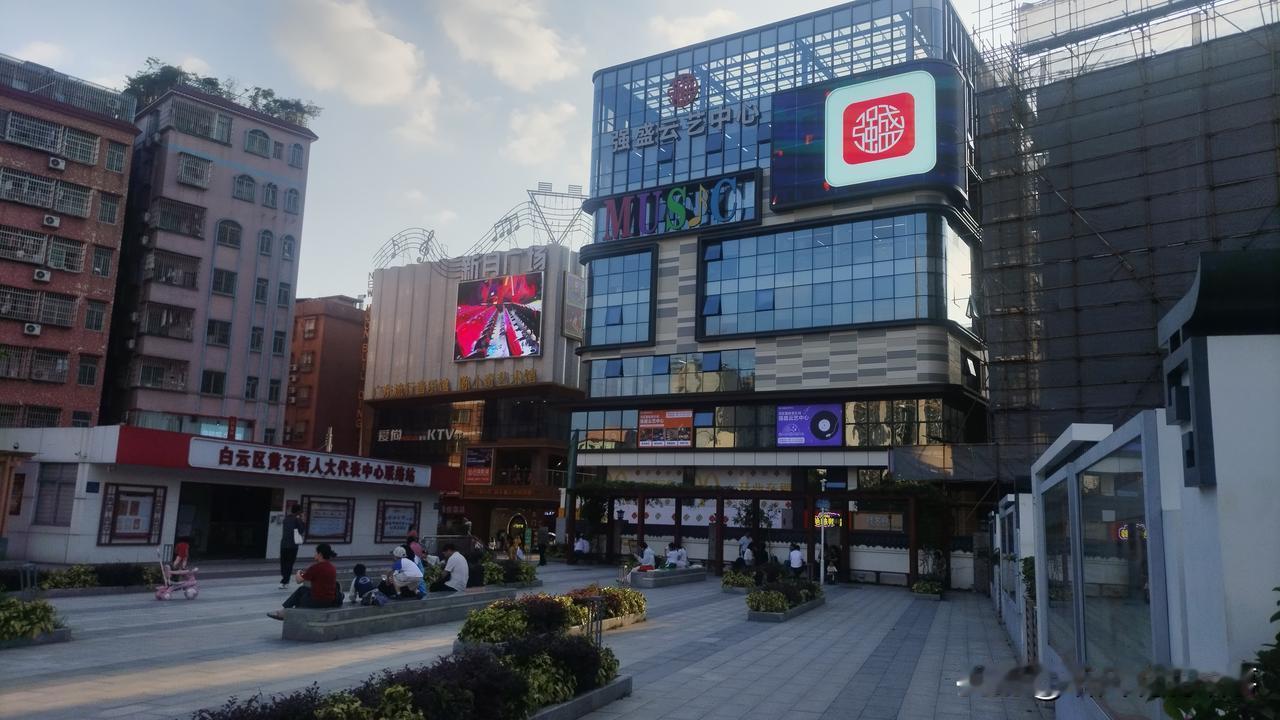 我认为应该管
孩子长大了，不代表他什么都懂