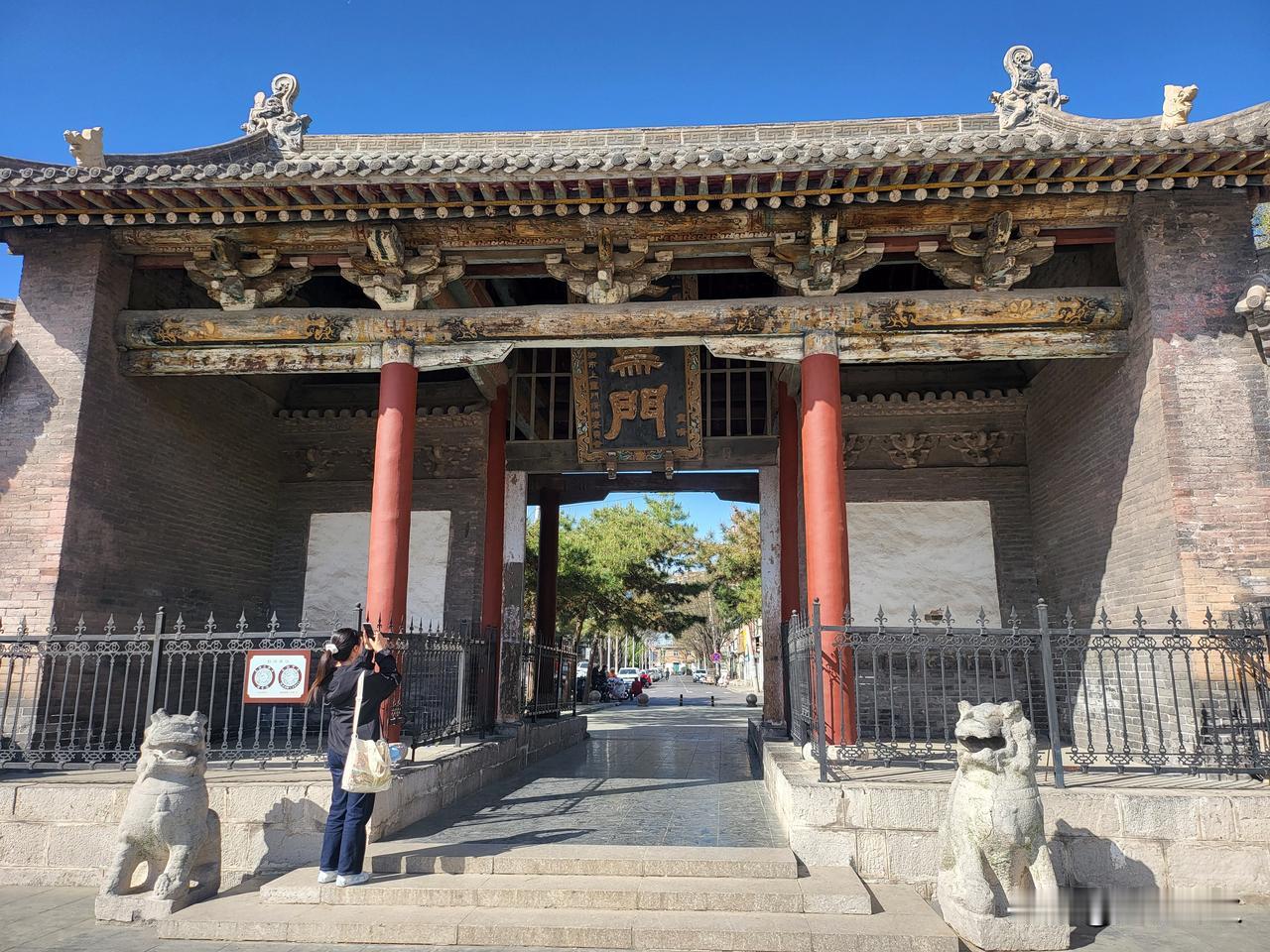 上周特意绕路去探访了上党门。
作为隋代留存至今的潞州府衙大门，它的地势比市区其他
