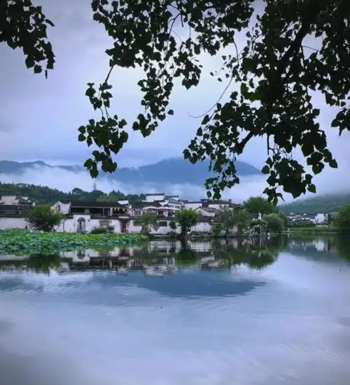 中国哪里的山水最好、风景最美皖南群山围合之间，宏村凝落成一卷流淌千年的水墨。巧借