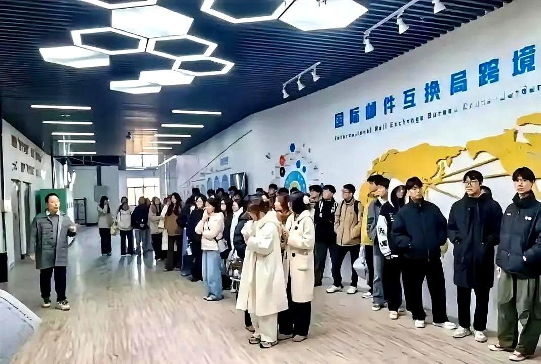 终于有大学生敢提出质疑了：明明大四一整年都在外实习，凭什么要交全额学费？人不在学