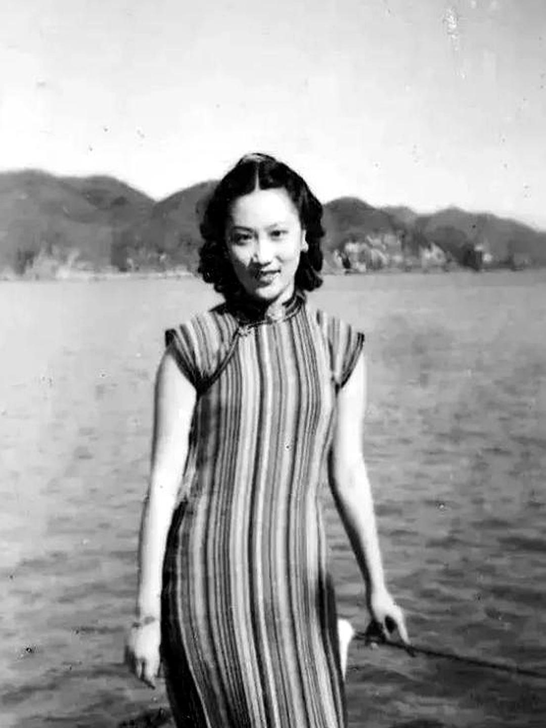 军统聚餐宴会上，人事科科长李修凯带着妻子余淑衡赴席，容貌秀丽的余淑衡被戴笠一眼看