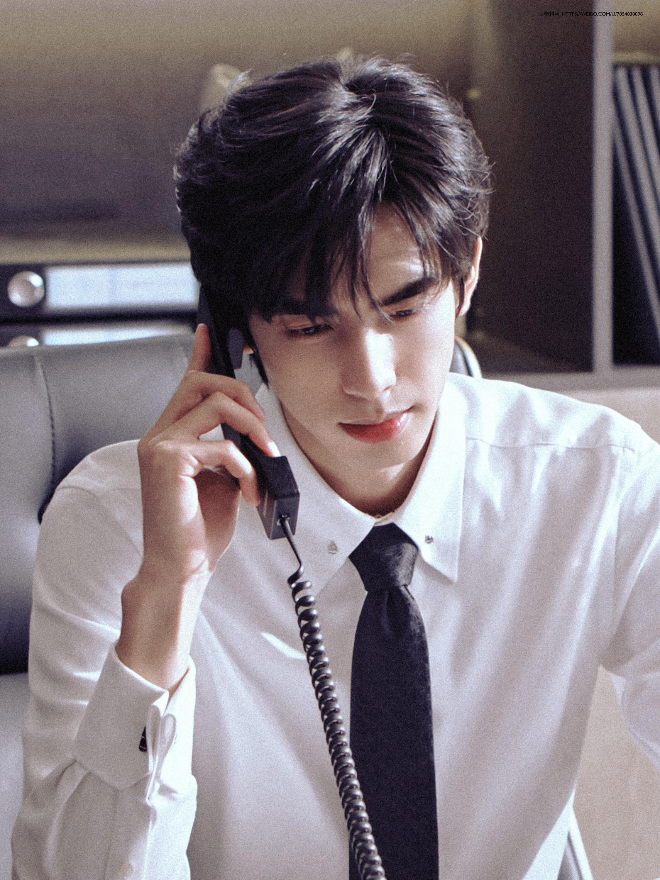 ·衬衫看起来都不普通了·白衬衫还是黑衬衫，真的很难选吧