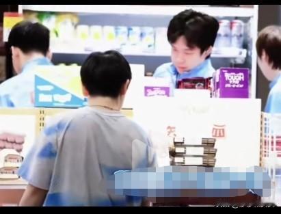 莎莎究竟看到了什么？在这里徘徊了好久。今天上午回北京，在日本机场便利店，大家都在