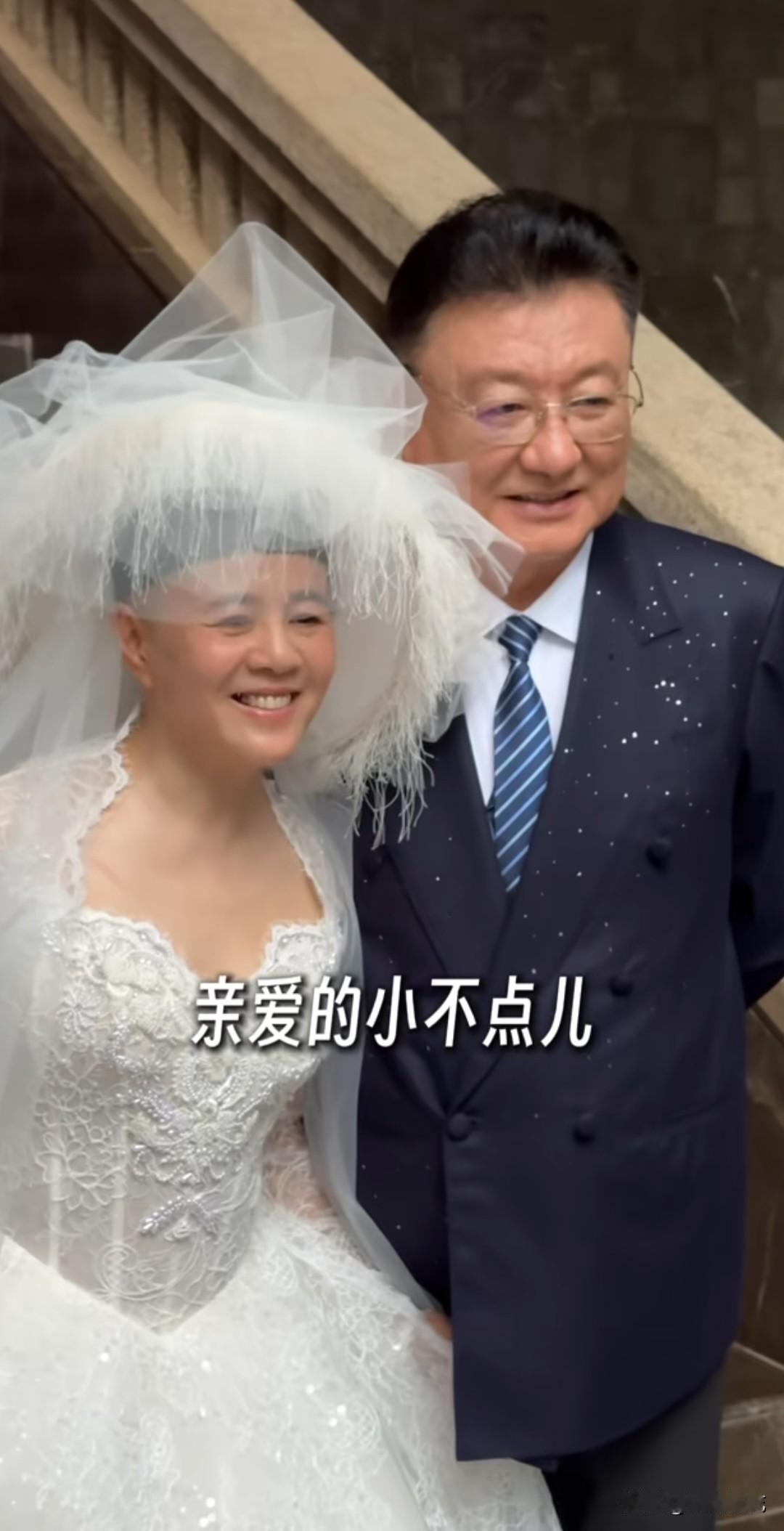 8月20日，金龟子晒出婚纱照庆生，这一天也是她与丈夫王宁结婚38周年的纪念日。金