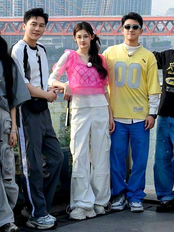 苗苗于大合照中熠熠生辉，舞者气质超凡脱俗。育有三子，岁月未减其风采，美丽依旧，状