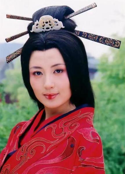 公元前115年，卫青迎娶43岁的寡妇平阳公主为妻。洞房花烛夜，看见卫青进来，平阳